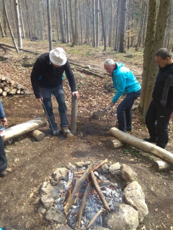 201904011 Montáż stola